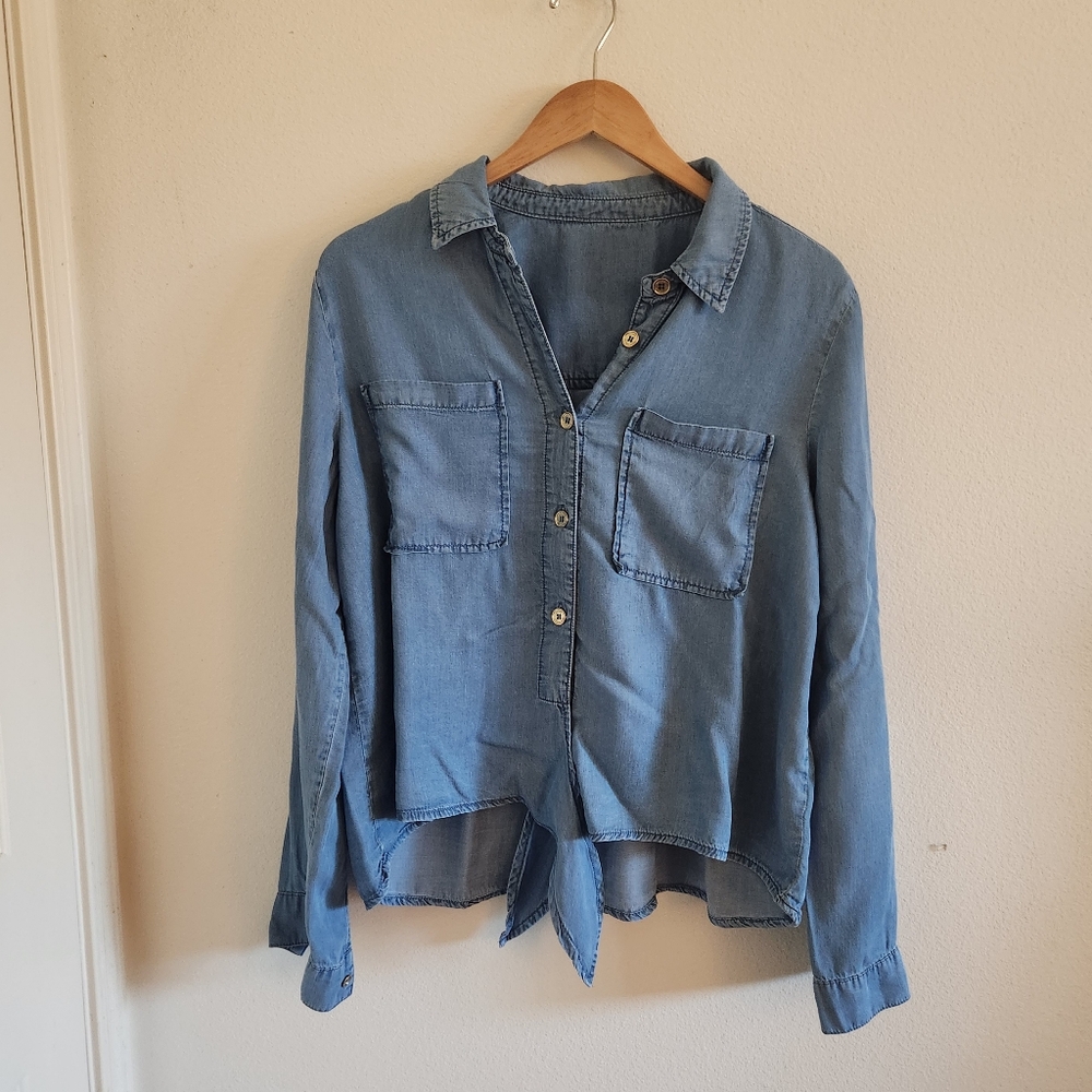 Blue long sleeves top with button and pockets